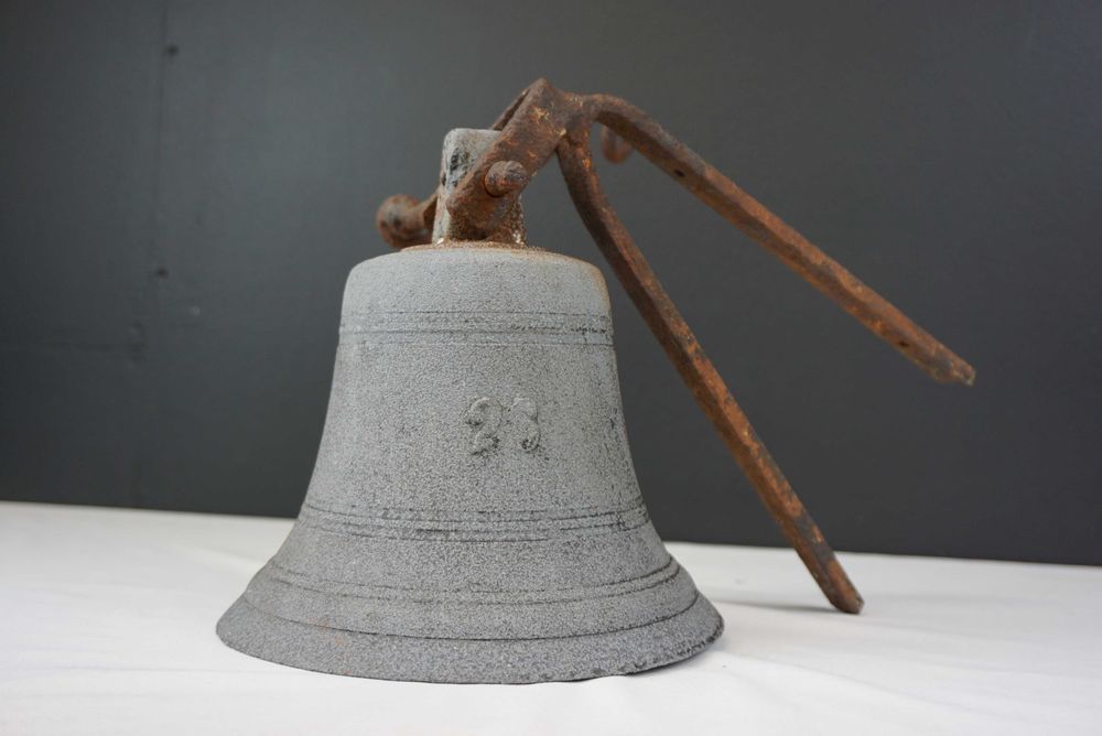 Zabytkowy żeliwny dzwon dzwonek ścienny klasztor szkoła