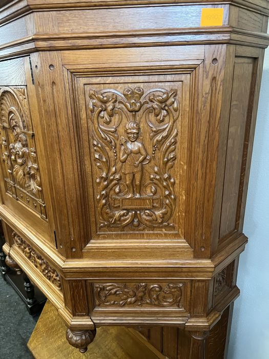 Kredens/Pomocnik bogato rzeźbikny/motywy religijne/Raty