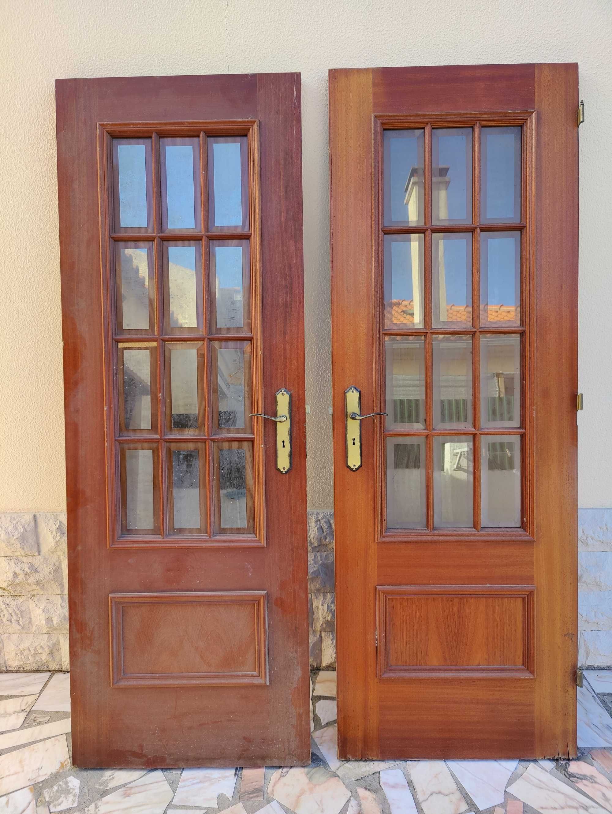 2 PORTAS 200x70 de madeira com vidros (posso vender separado)