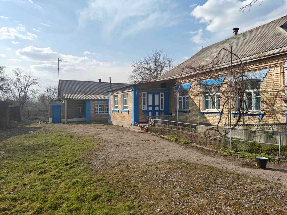 Продаж цегляного будинку у мальовничому місці