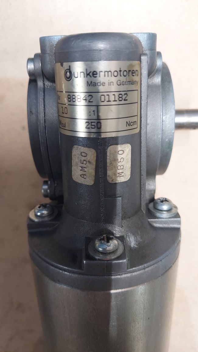 Silnik DUNKERMOTOREN 24V z hamulcem