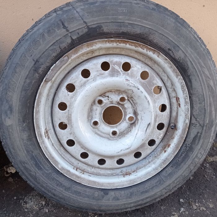 Резина 195/65 r15 на дисках 5/108 від волги нива