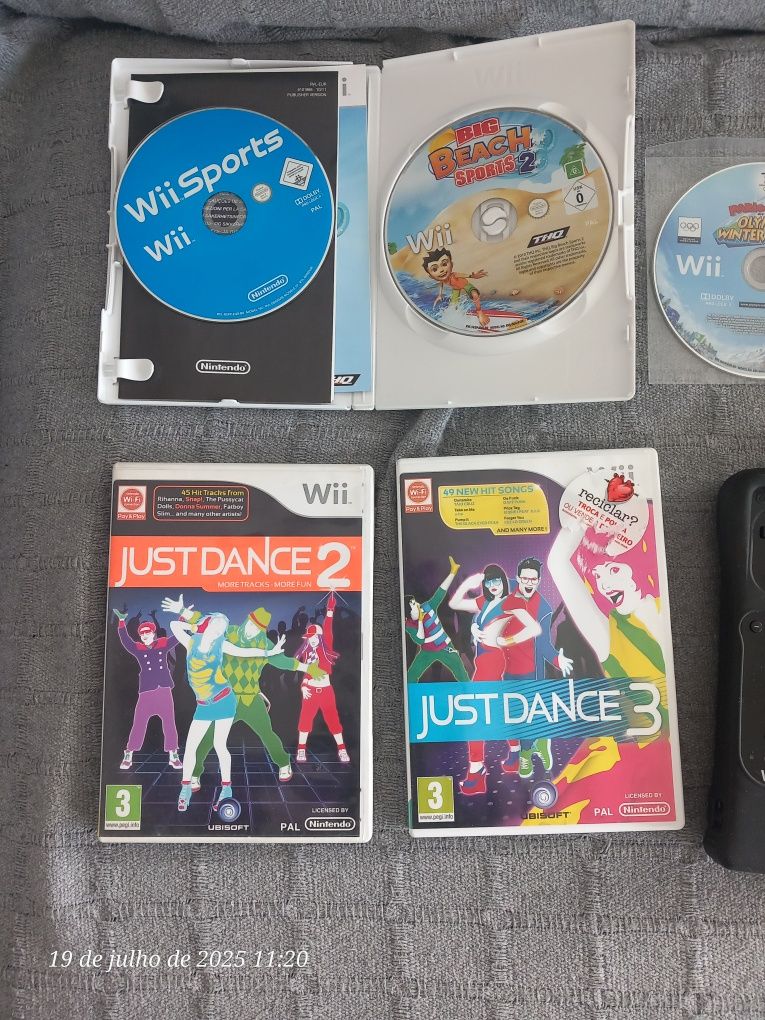 Wii com 2 comandos , jogos e todos os cabos