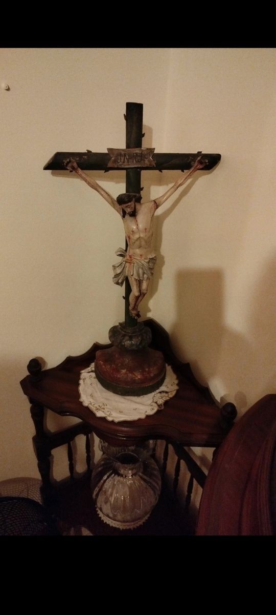 Crucifixo antigo com cristo