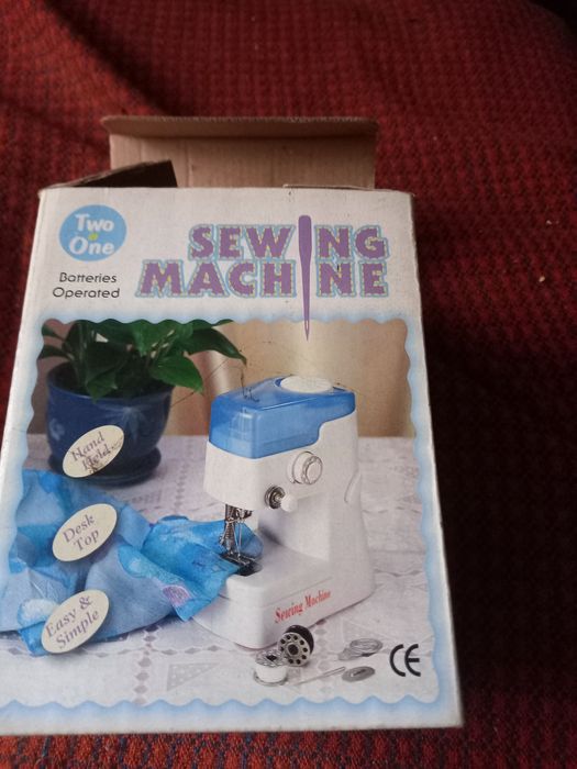 Продам міні швейну машинку