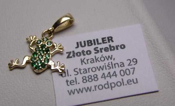 Złota zawieszka żaba żabka zielone cyrkonie.