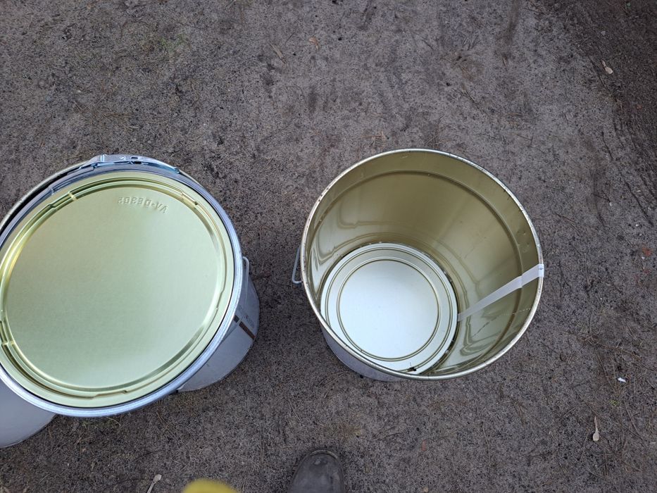 Pojemnik metalowy z  zamknieciem