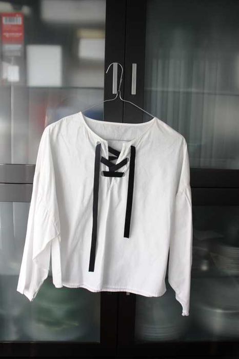 Blusa branca em v da ZARA e com atilhos pretos Tamanho S