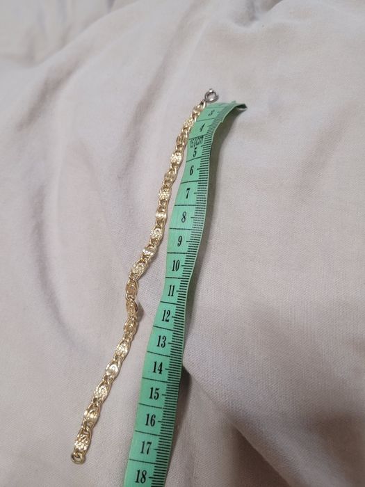 Mała i drobna bransoletka z grubymi złotymi oczkami