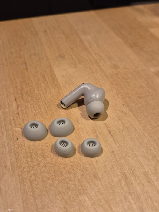 Motorola Buds+ sound by Bose słuchawka prawa