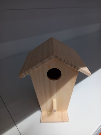 Nowa mała drewniana budka dla ptaków wysokość 15 cm