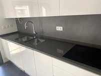 Bancada de cozinha em silestone cor Grafite de casa nova