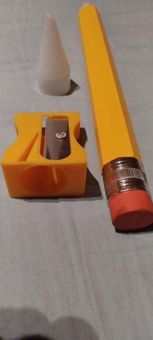 Duży ołówek z gumką i temperówką