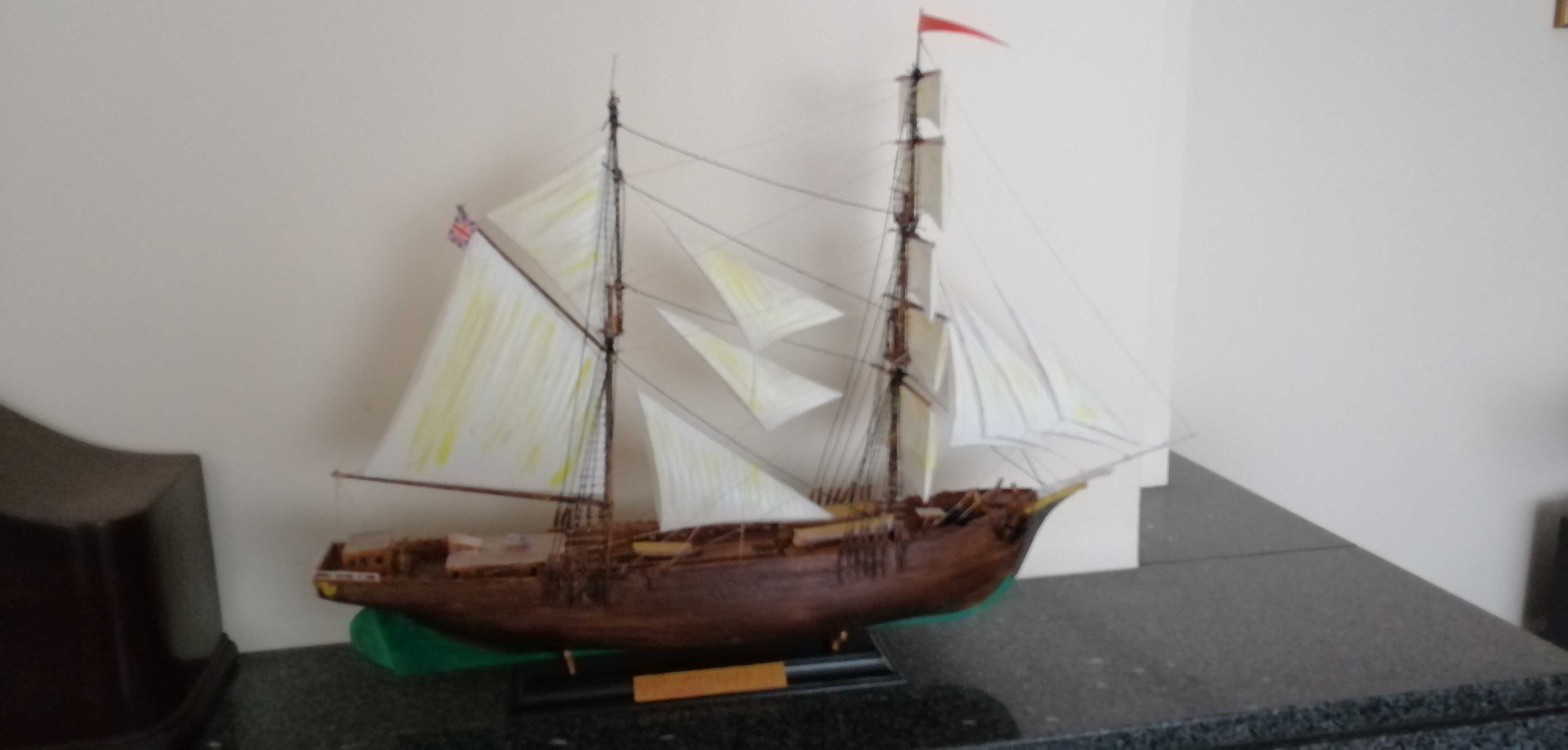 Barco caravela com redoma