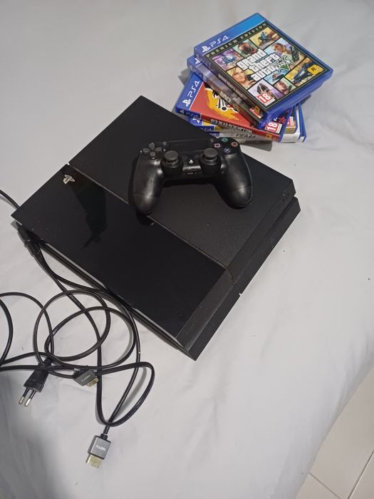 Playstation 4 com comando e 6 jogos