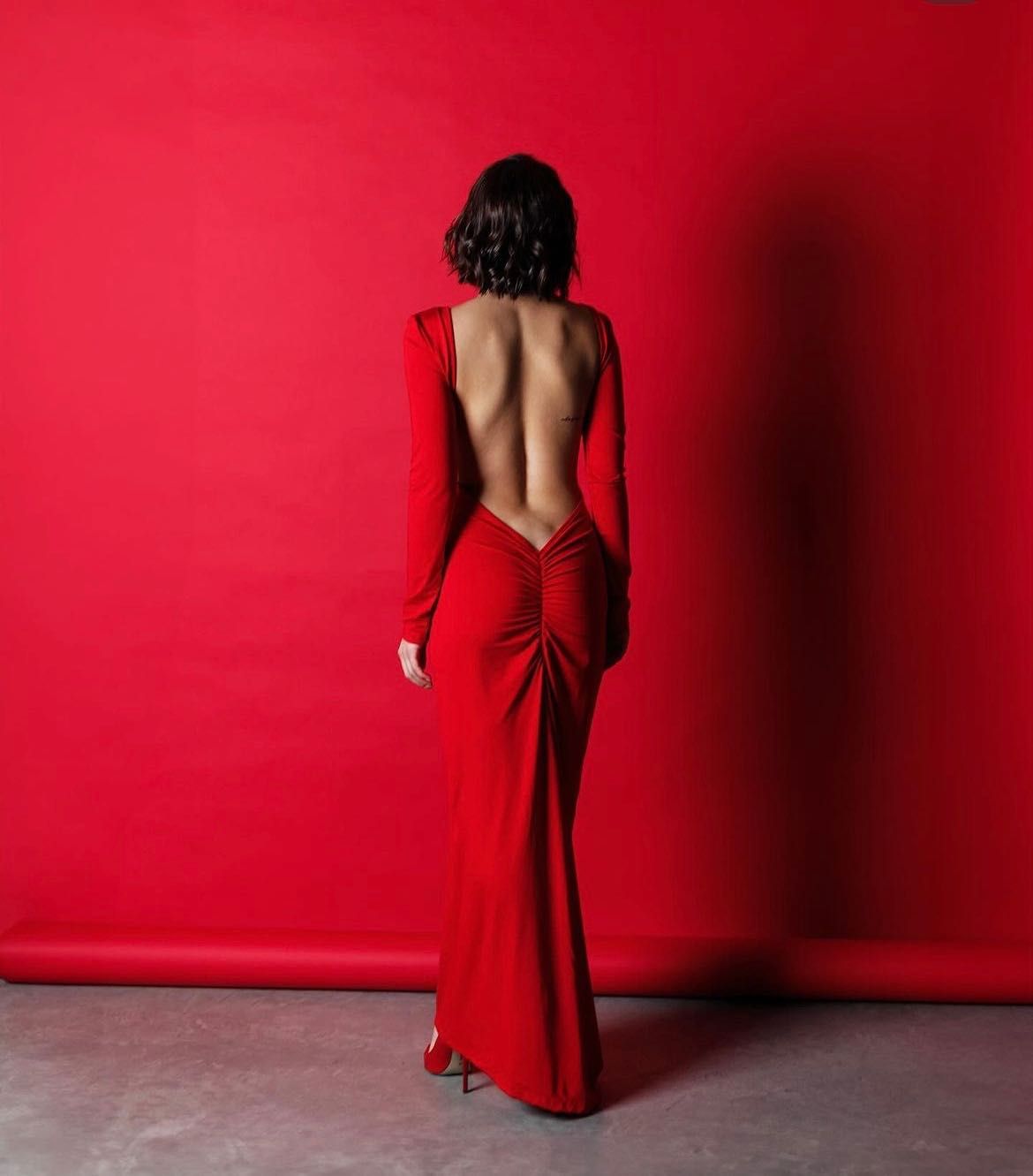Сукня , довга , з відкритою спиною (червона, чорна, біла)