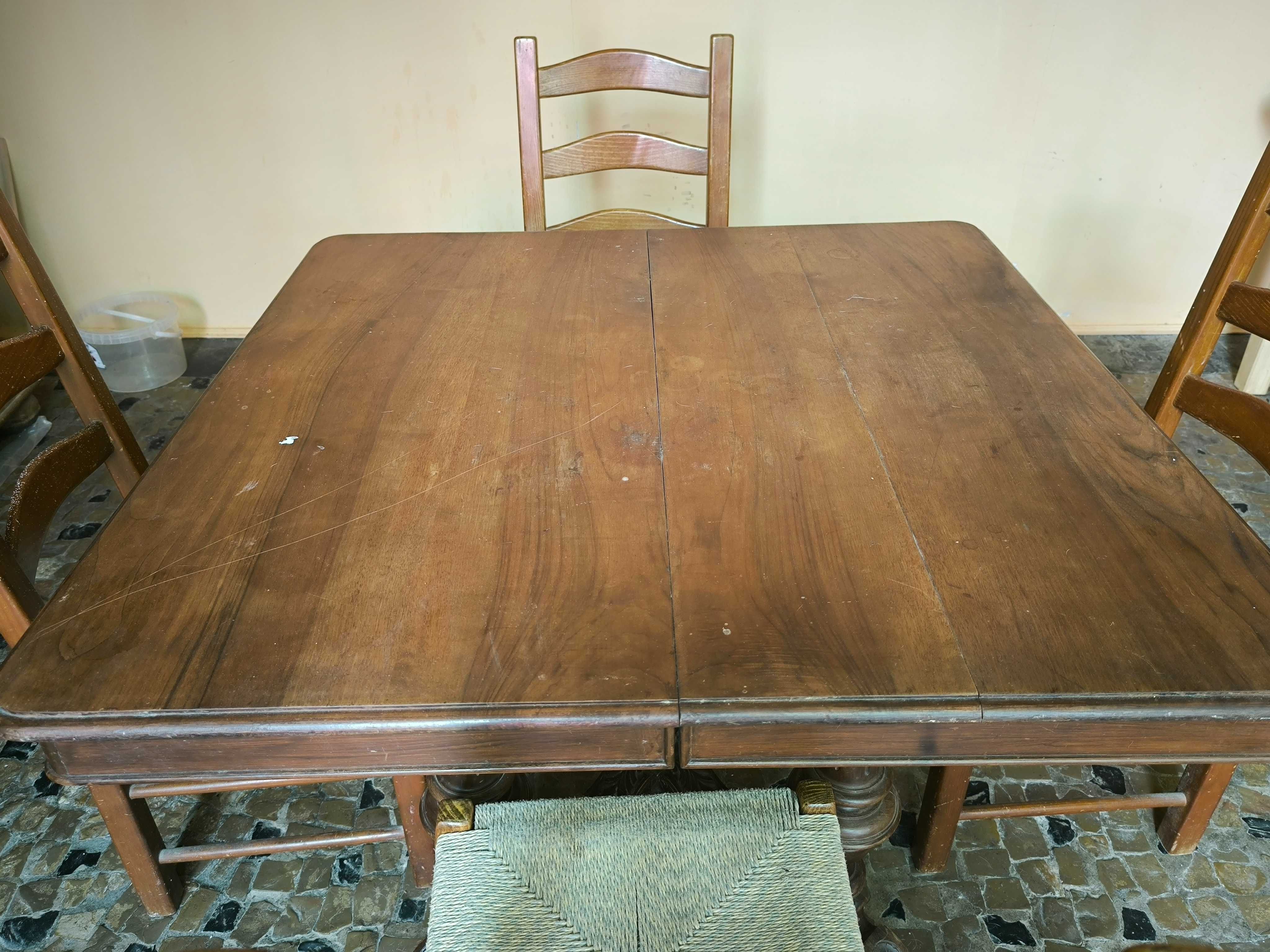 Mesa de jantar em madeira com quatro cadeiras rústicas, Perrine.