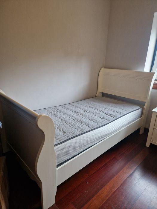 Cama de solteiro branca