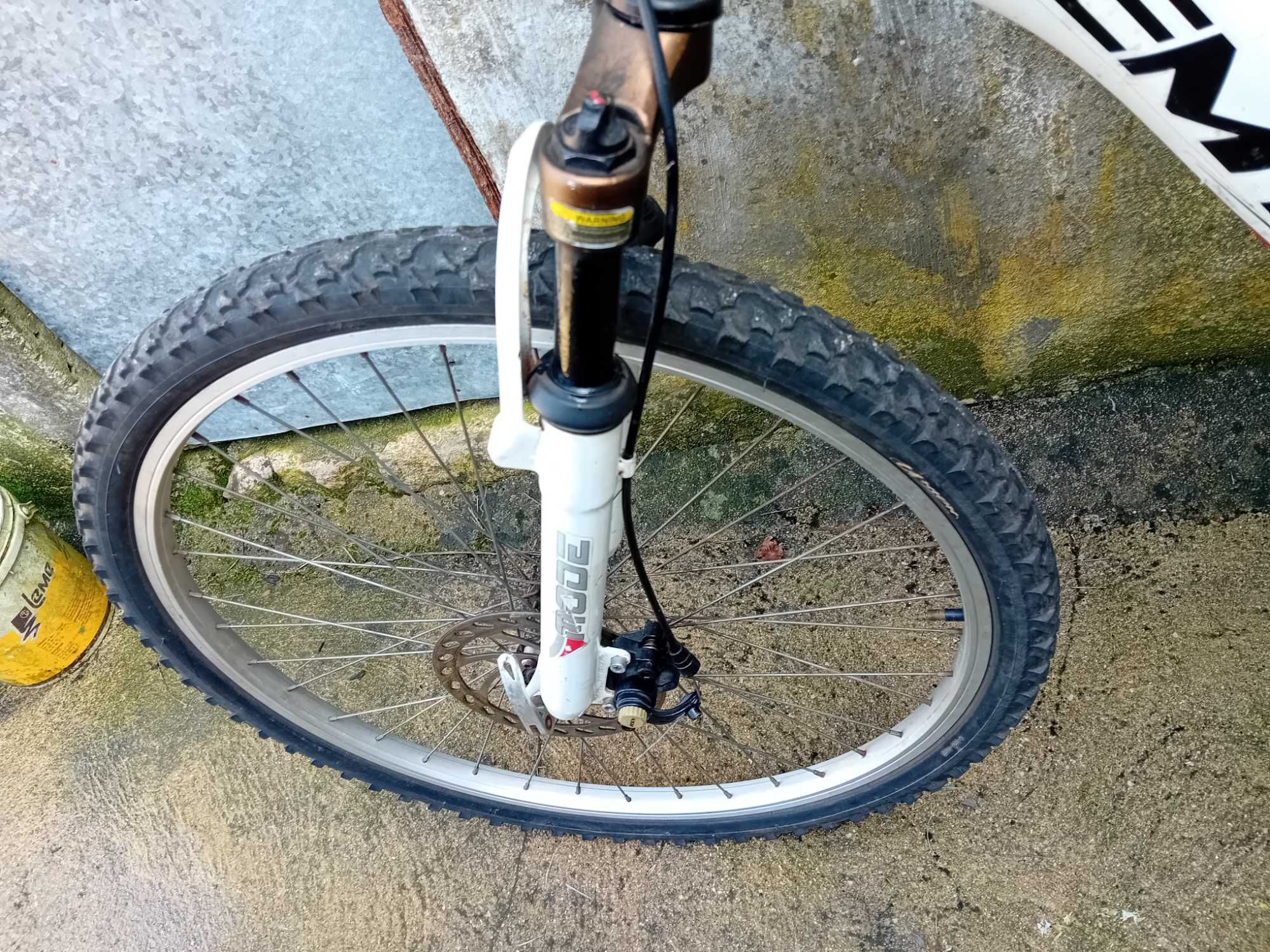 Bicicleta doblesuspensão. 26 alumínio