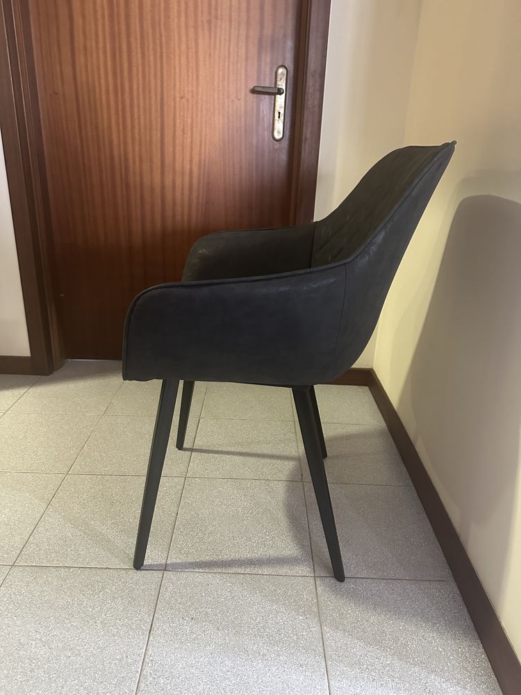 Cadeira cinza escuro