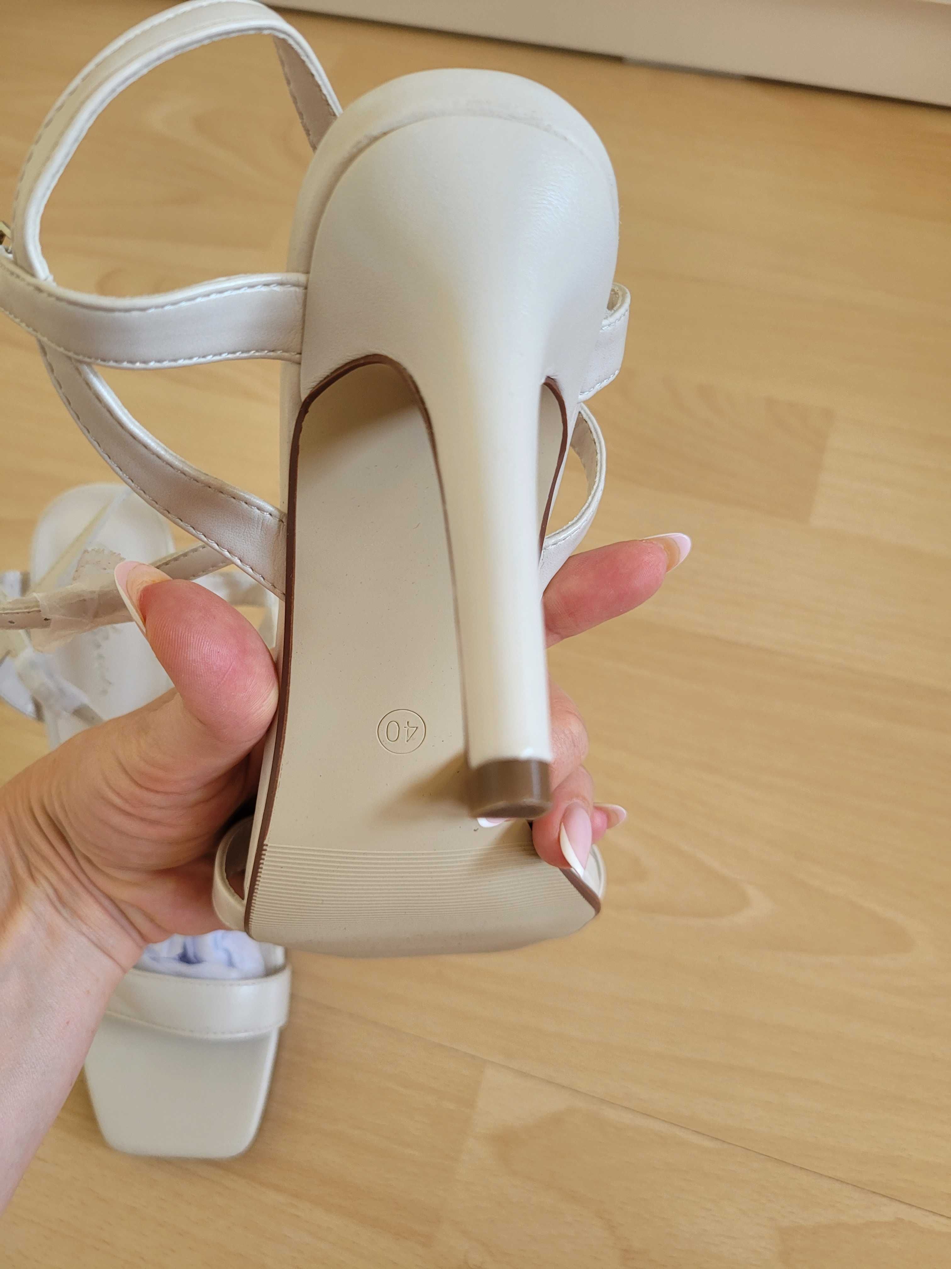 Nowe jasno beżowe buty sandały na obcasie renee