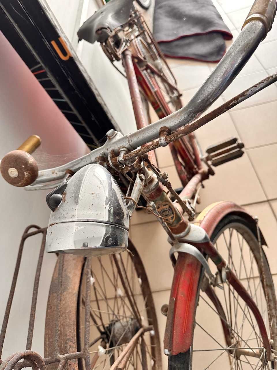 Vários tipos de bicicletas antigas e modernas