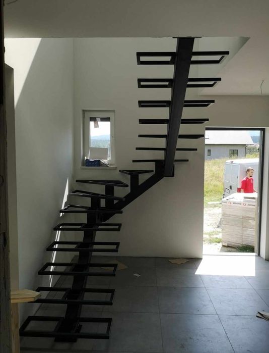 Schody drewniane na metalowej konstrukcji nowoczesne loft