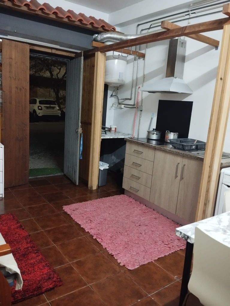 Alugo studio/ T0 na quinta do bispo