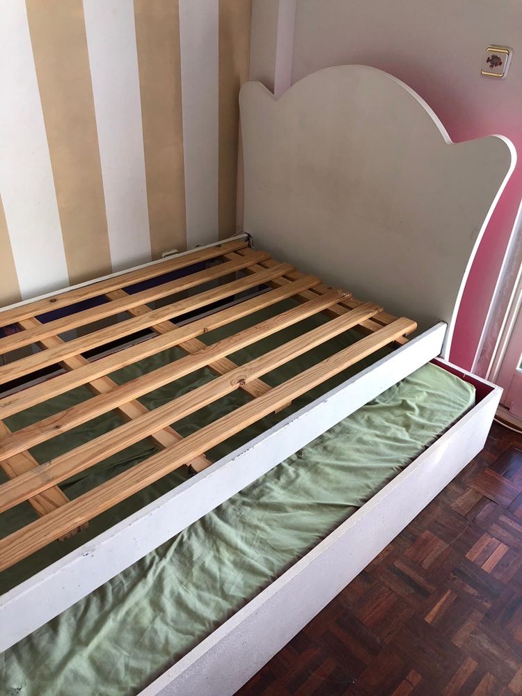 Cama de pinho single pintada à mão com gavetão