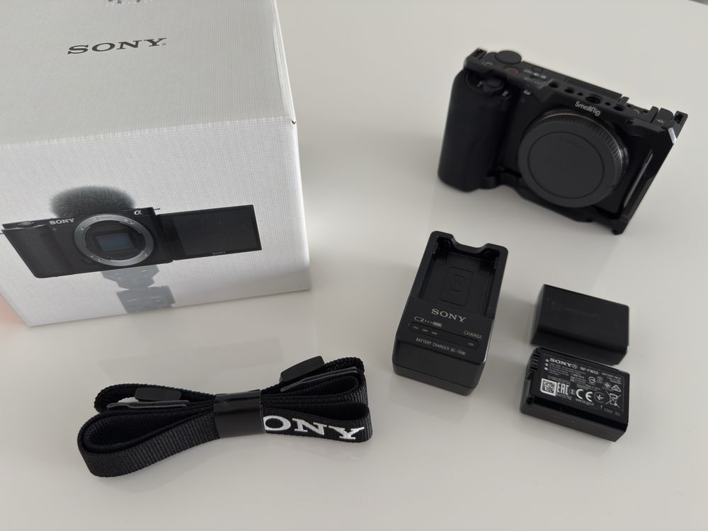 Sony ZV-E10 + cage SmallRig + bateria extra + carregador Sony