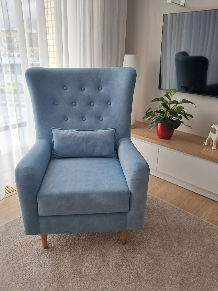 Niebieski fotel uszak