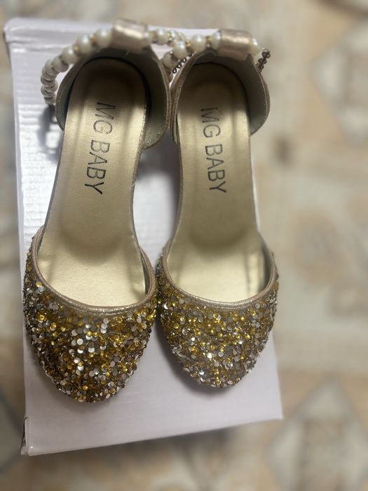 Нарядні туфлі для дівчинки