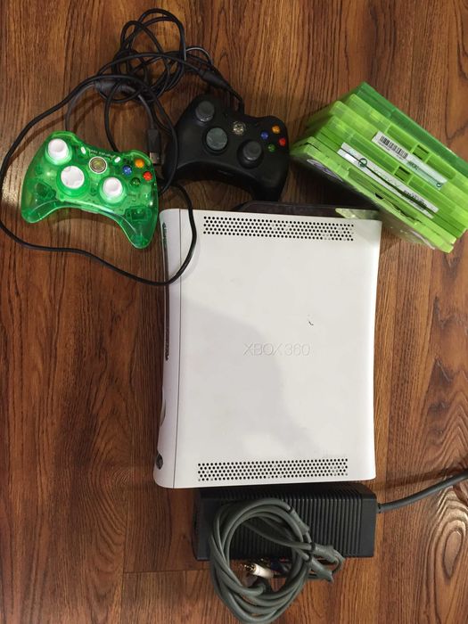 XBox 360Два джойстика , игры с ЖД или флешки, плюс диски