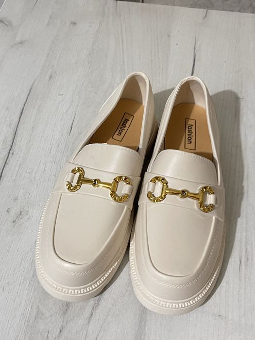 Жіночі кросовки нові!! Світло білого кольору