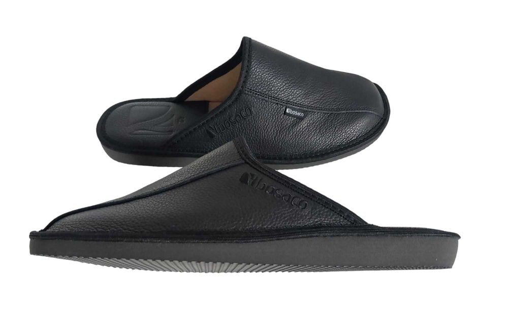 Pantofle męskie domowe ze skóry w kolorze czarnym z zakrytymi palcami.