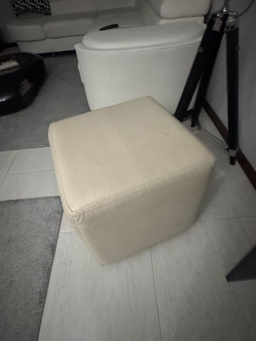 Banco Puff em pele usado com rodas