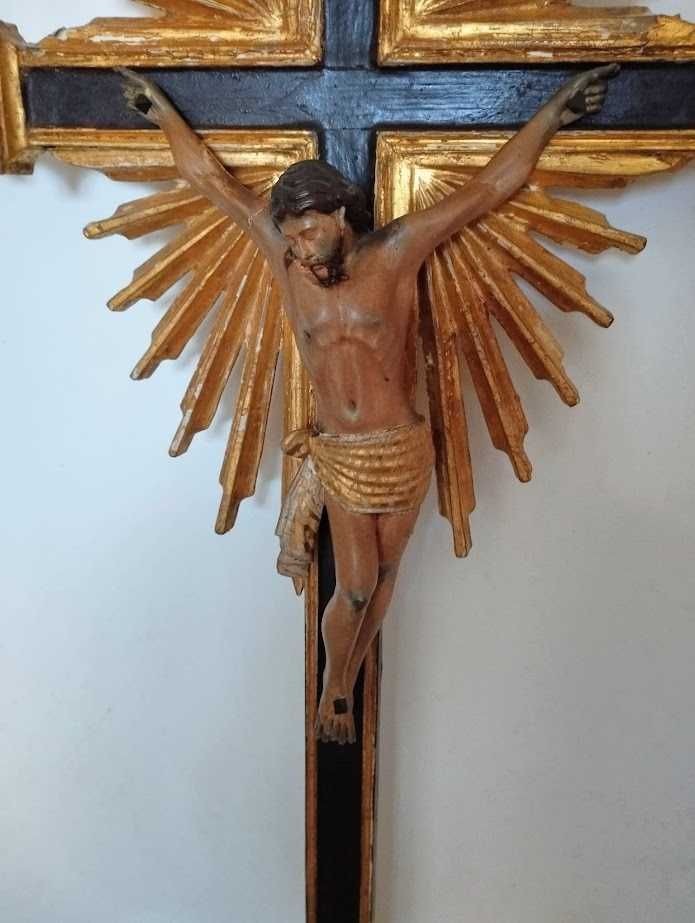 Enorme e antigo Cristo na cruz em talha dourada