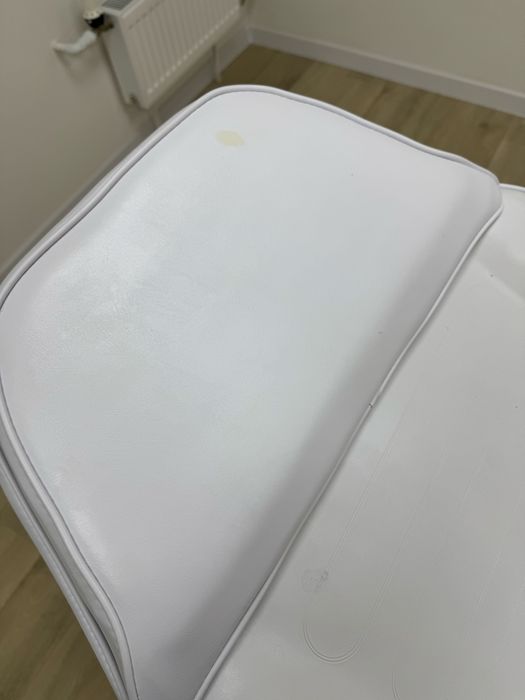 Косметологічна кушетка для салону краси.