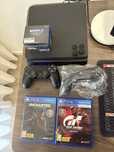 Playstation 4 (1TB) + 2 Comandos + 2 Jogos