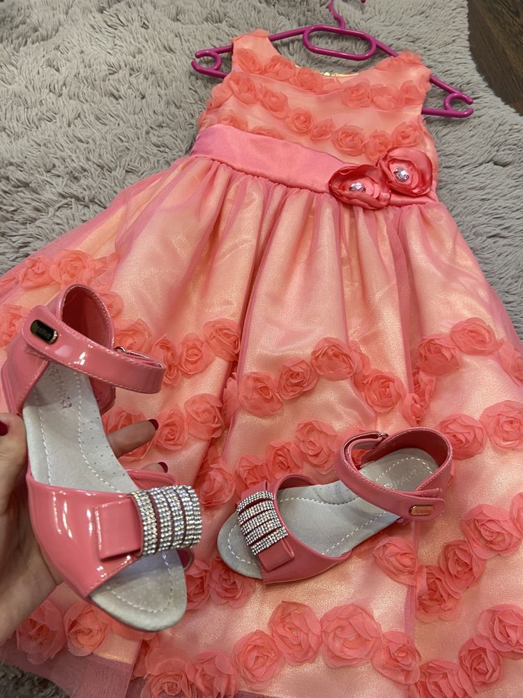 Шикарна коралова сукня з трояндами на дівчинку