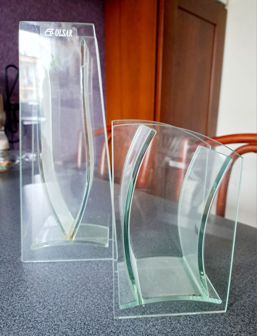 Dwa szklane nowoczesne wazony