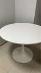 Mesa redonda estilo Tulip – branca, base central