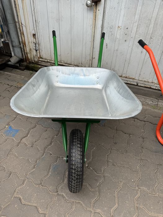 Тачка будівельна садова