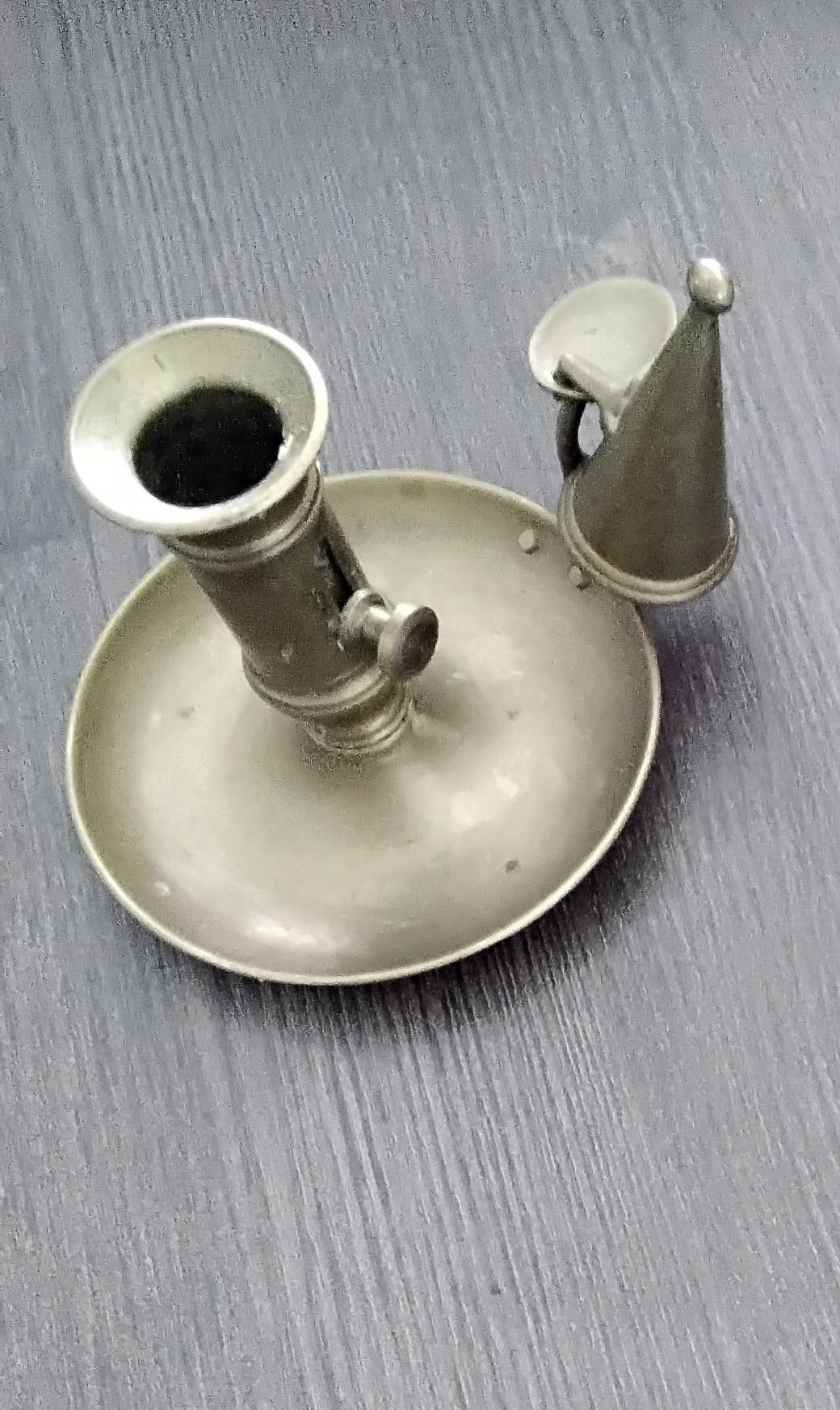 Castiçais em metal dourado