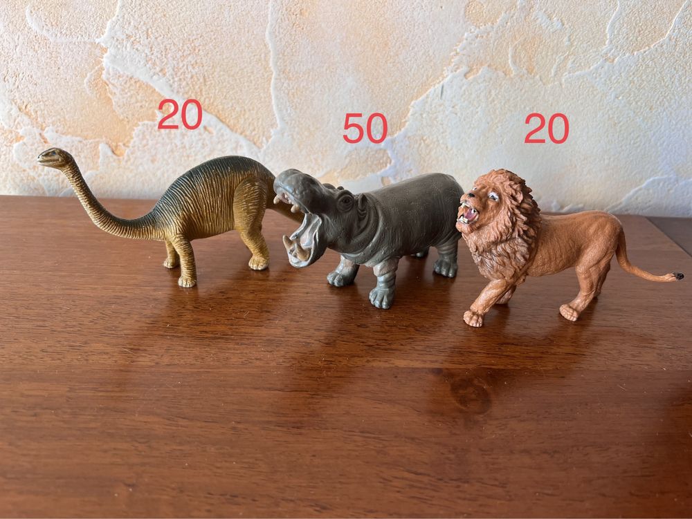 Динозаври та інші тварини
