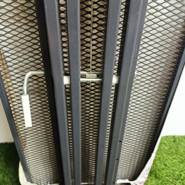 Deska do prasowania,na grubej metalowej konstrukcji.