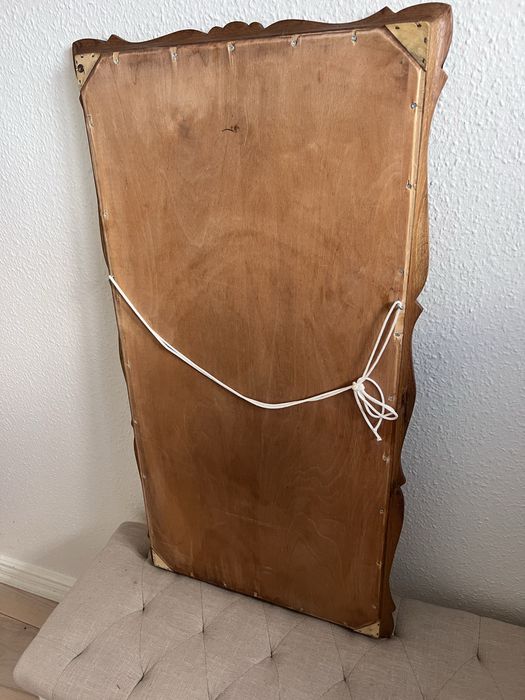 Lustro w drewnianej ramie