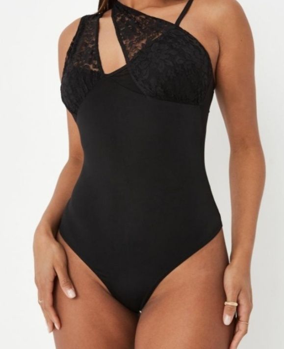 Asymetryczne body z koronką