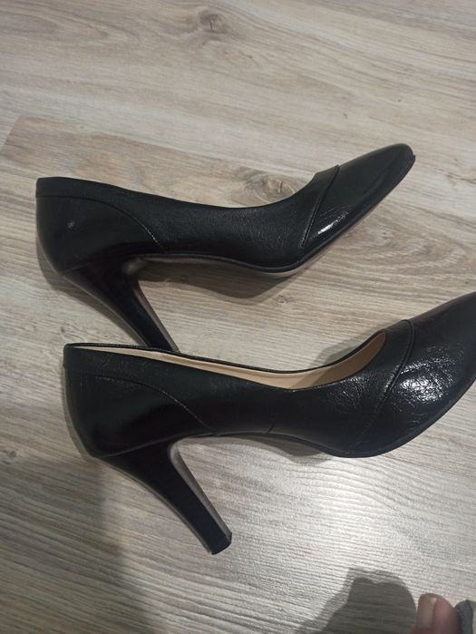 Czarne buty na obcasie