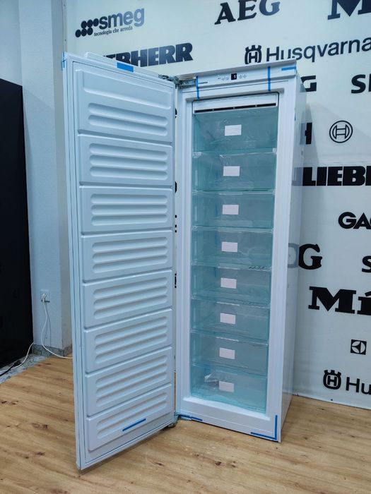 Преміальна вбудована морозильна камера LIEBHERR™ No Frost SIGN3524.